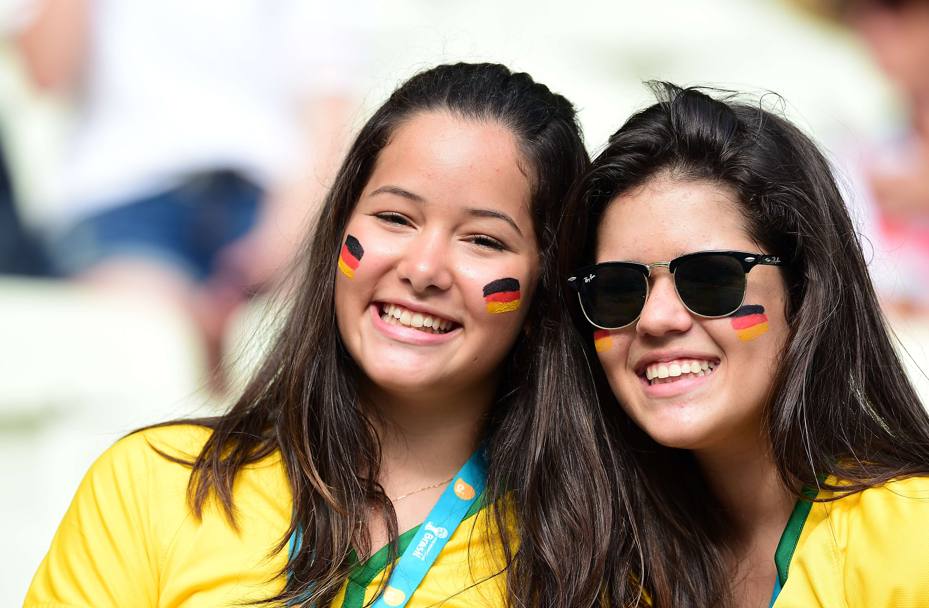 Due tifose brasiliane “prestate” alla causa tedesca. Afp